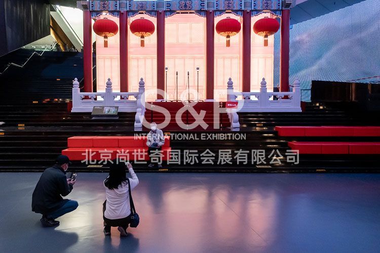 觀眾在歷史題材布景前拍照留念。