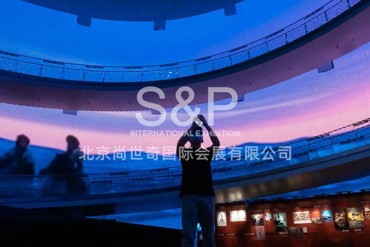 觀眾在拍攝博物館大廳的環(huán)幕。